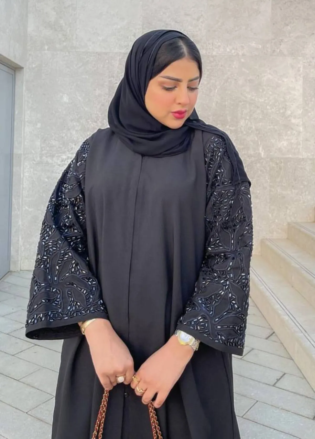 حوراء اللواتي بالعباية السوداء