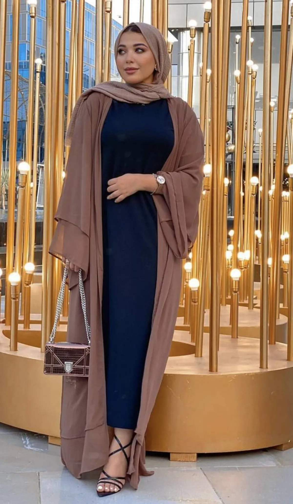 تنسيق العباية البيج مع الفستان الازرق من حنان الحكيم