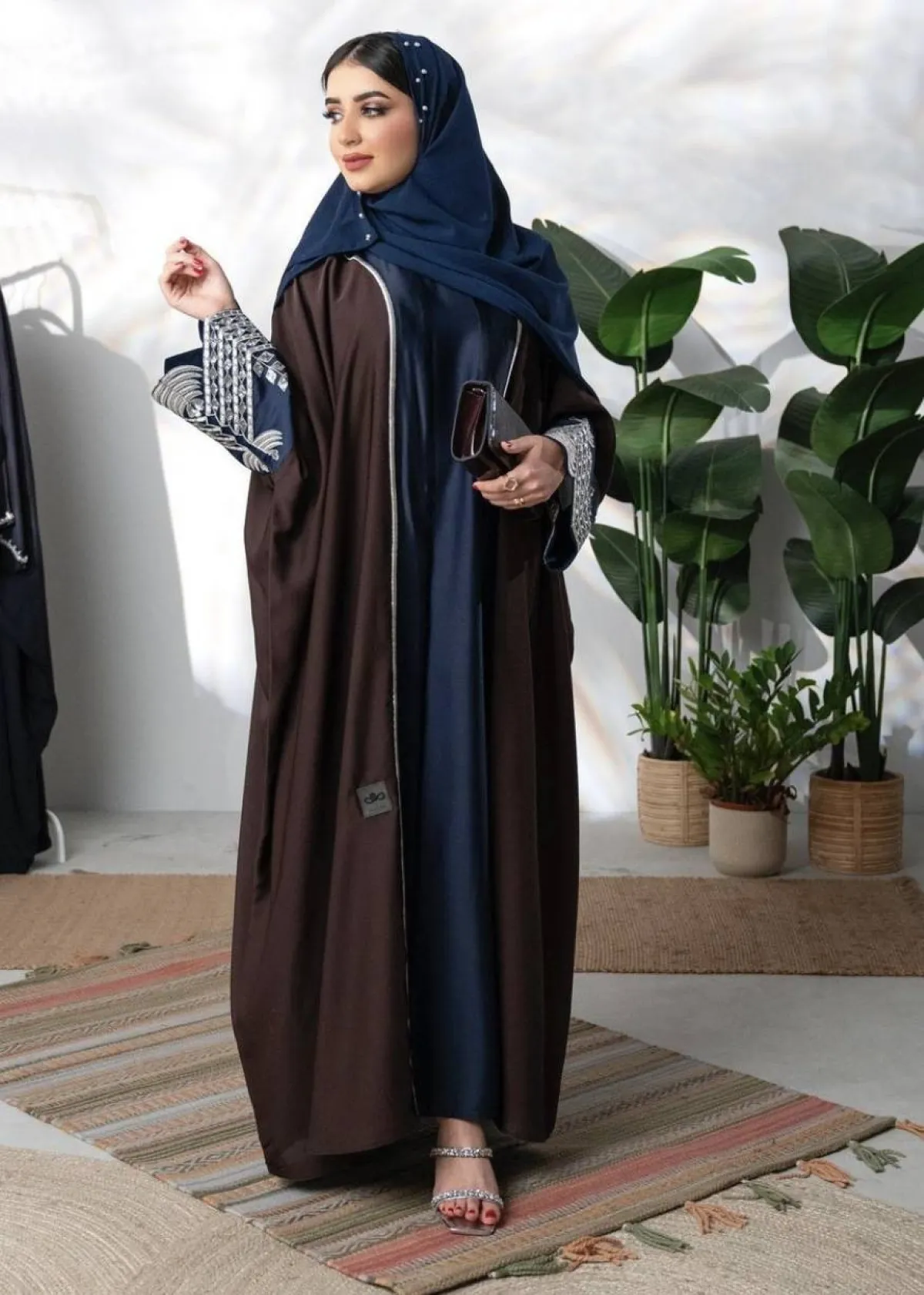 خولة المراغي بالعبايات اللامعة