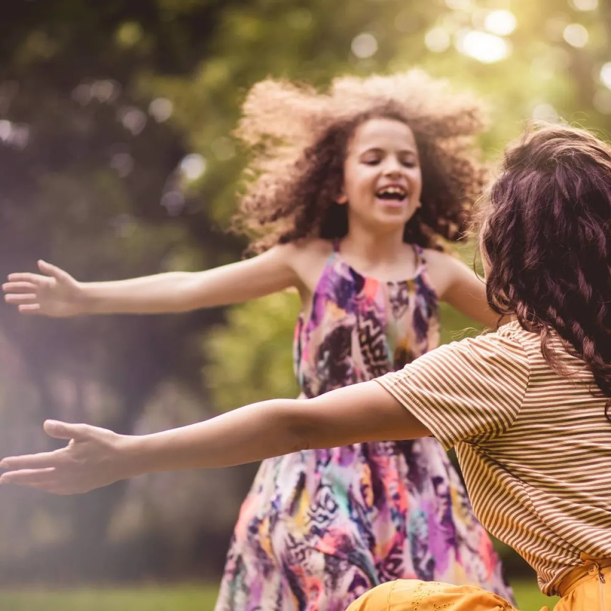 صورة تعبيرية عن فرحة المعانقة