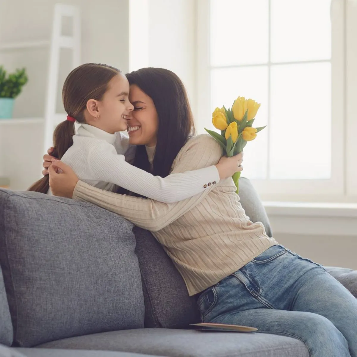 صورة تعبر عن أهميةعناق الطفل