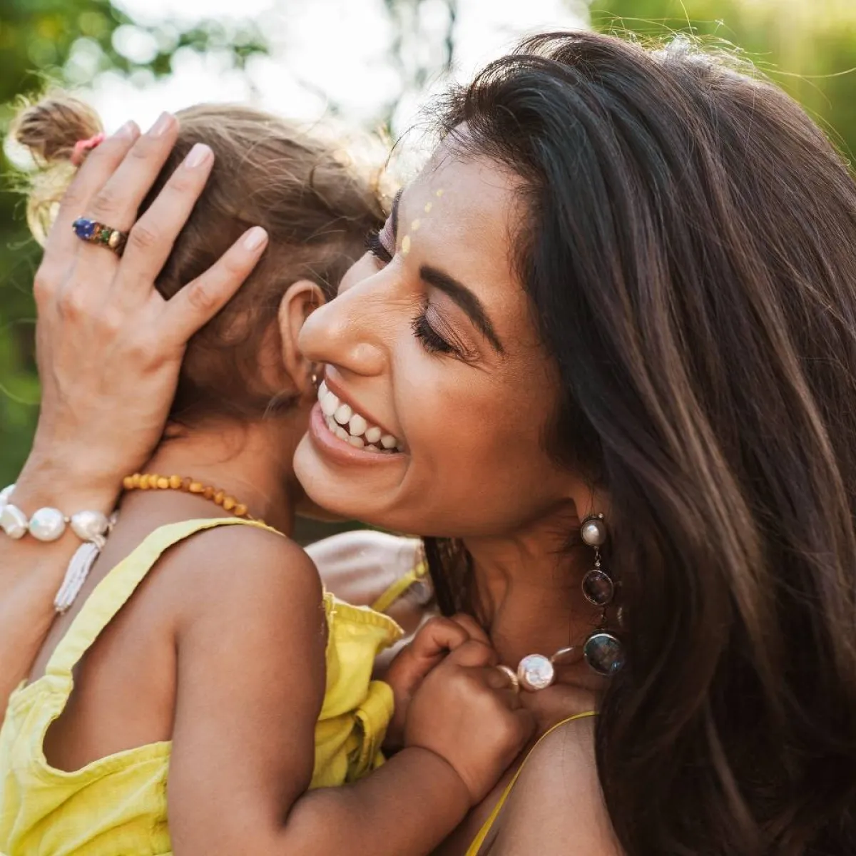 صورة تعبر عن عناق الأم لطفلتها