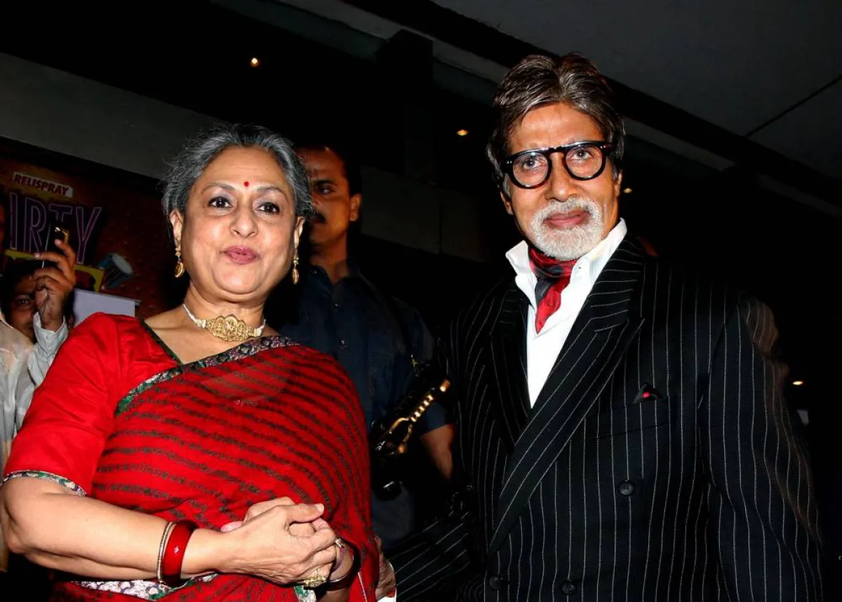 Indian Bollywood actor Amitabh Bachchan (R) and his wife Jaya Bachchan attend the premier of the Hindi film “Chittagong” directed by Bedabrata Pain in Mumbai on October 3, 2012. AFP PHOTO/STR STRDEL / AFP