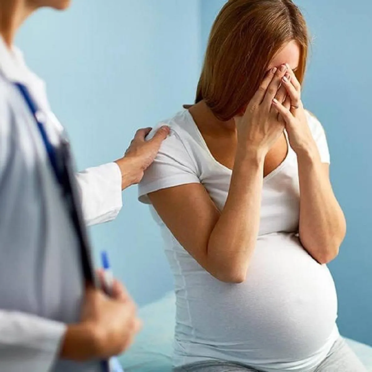 صورة لحامل وطبيب