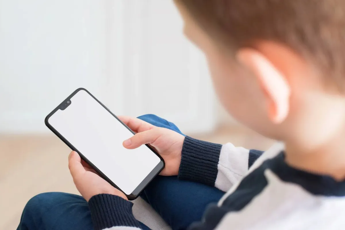 صورة طفل يتابع مواقع التواصل