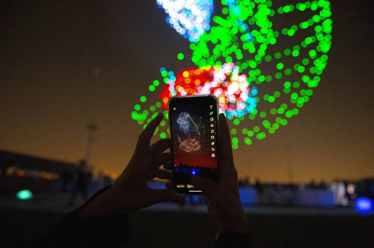 نور الرياض يضيء سماء العاصمة بوميضه اللامع في الرياض