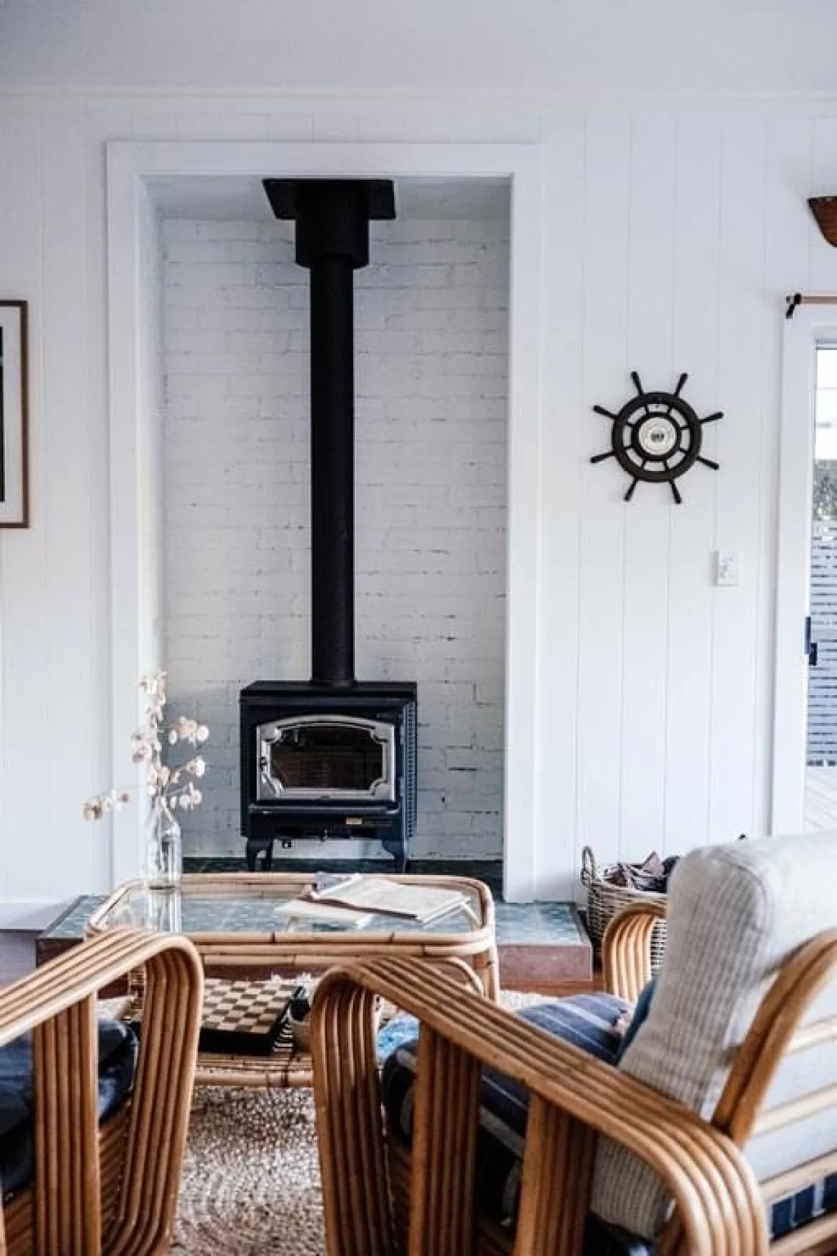 قد لا يرغب البعض في حضور المدفأة، على هذا النحو، في الصالة