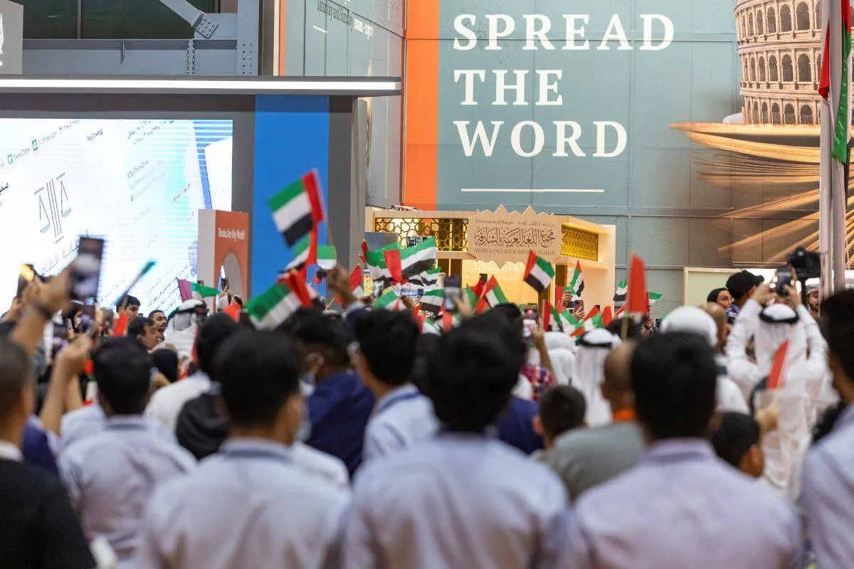 حضور جماهيري كبير من زوار المعرض احتفالاً بيوم العلم الإماراتي