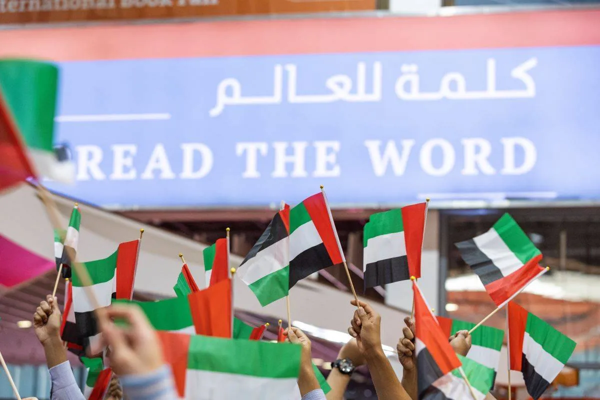 تزينت قاعات وممرات المعرض بأعلام دولة الإمارات العربية المتحدة
