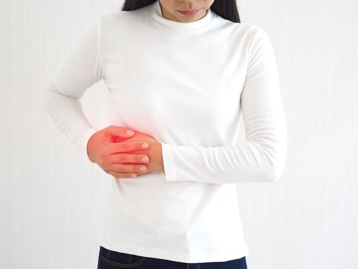 يُسبب التهاب الزائدة ألماً في أسفل البطن الأيمن أو ألماً بالقرب من السرة يتحرك للأسفل وغثيان وقيء