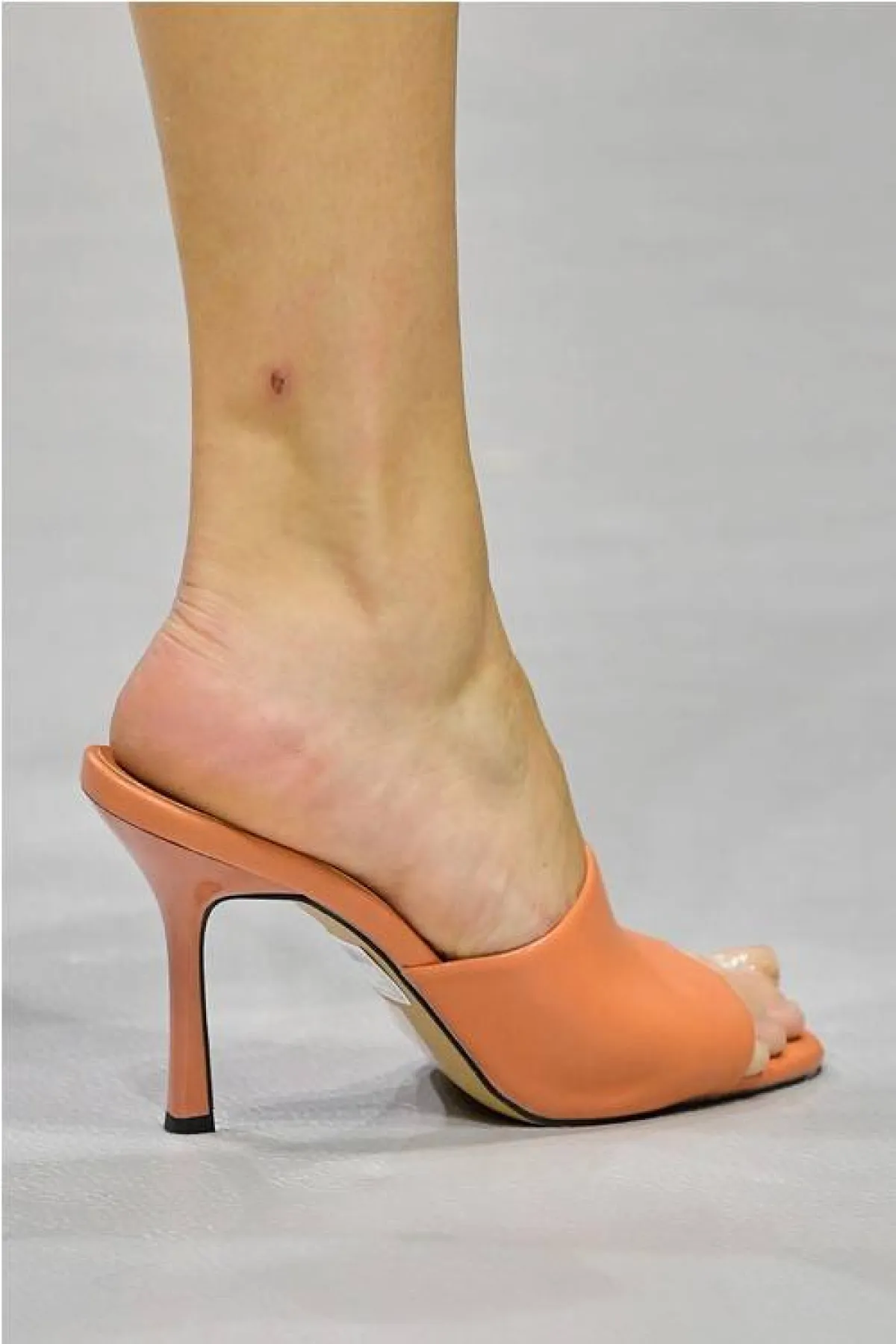 حذاء باللون البرتقالي لخريف 2022 من مداين Madaen