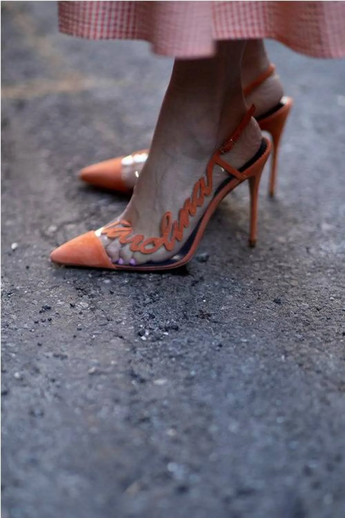 حذاء باللون البرتقالي لخريف 2022 من ستريت فاشن Street Fashion