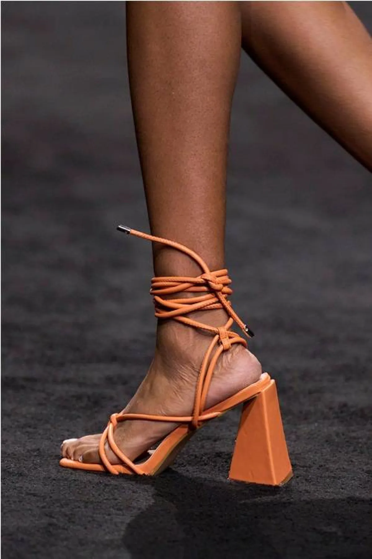 حذاء باللون البرتقالي لخريف 2022 من نديغو Ndigo