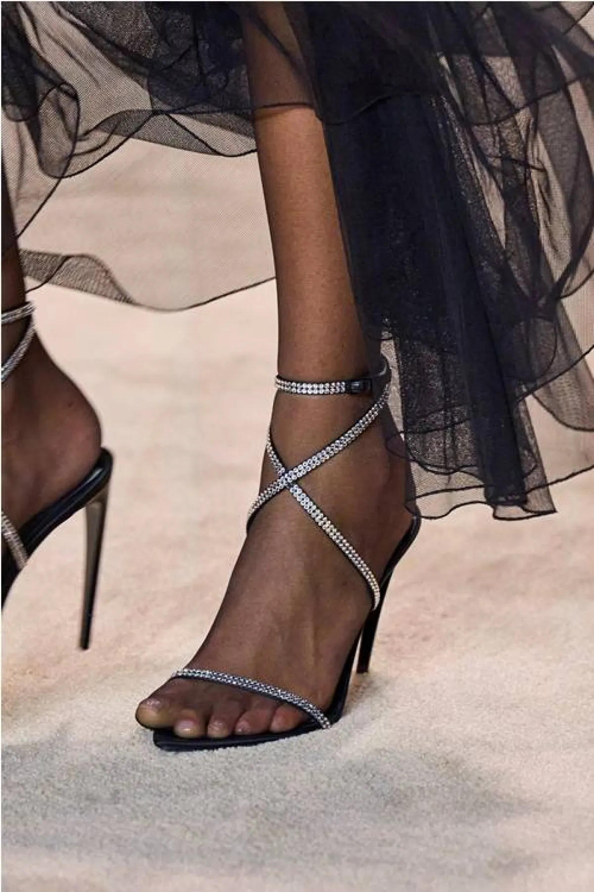 حذاء برَّاق من سان لوران «Saint Laurent»