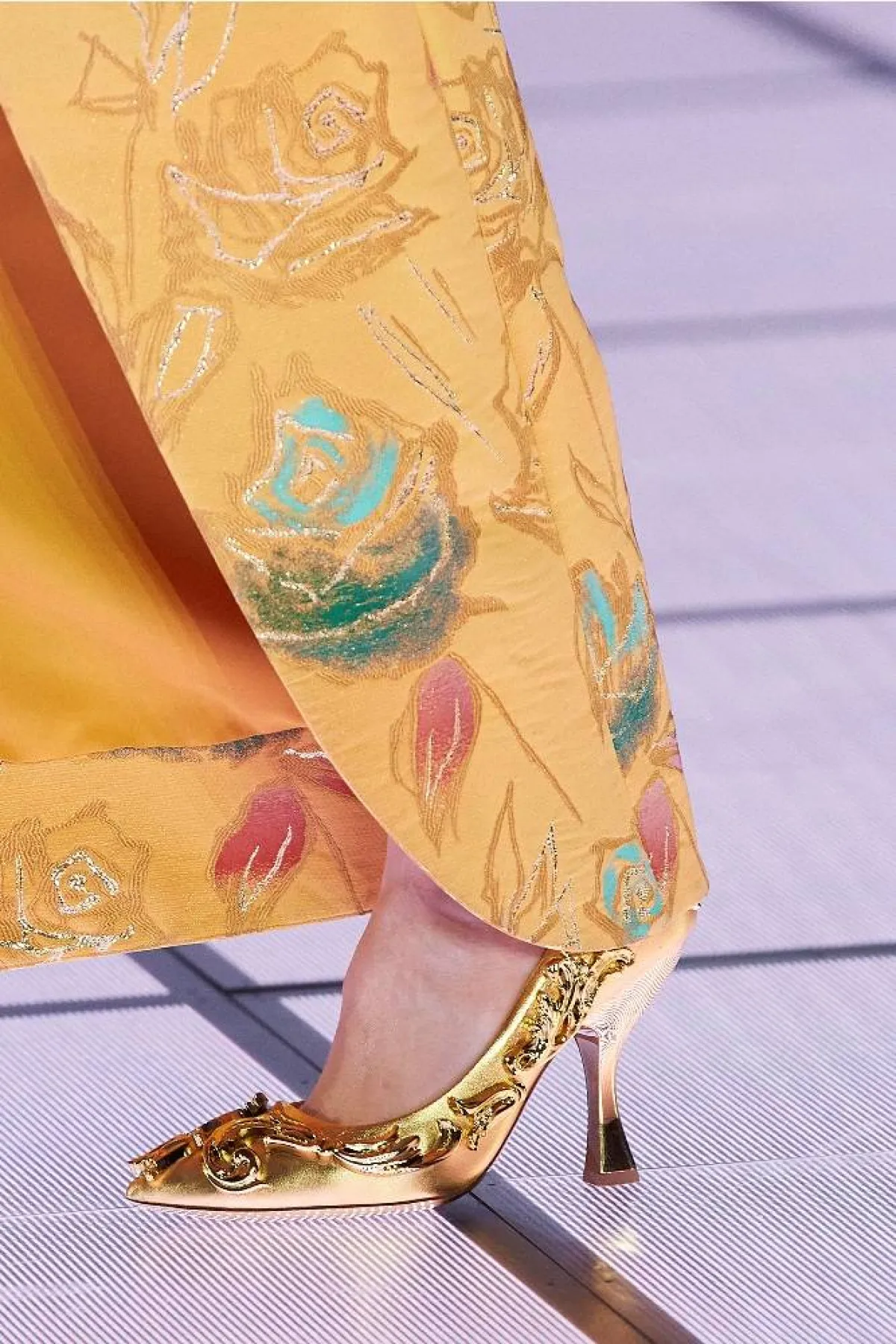 موديلات أحذية نسائية برَّاقة من موسكينو «Moschino»