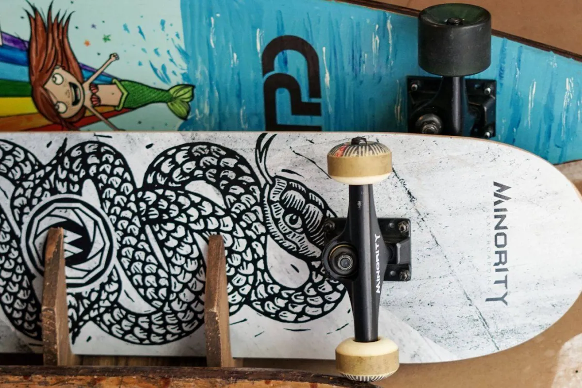 لوحات تزلج ملونة