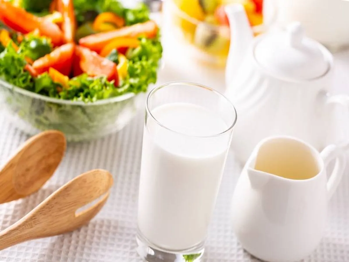 تشمل المصادر البديلة لمغذيّات الحليب: الأسماك والبروكلي والخضروات الورقية والبرتقال واللوز والجوز