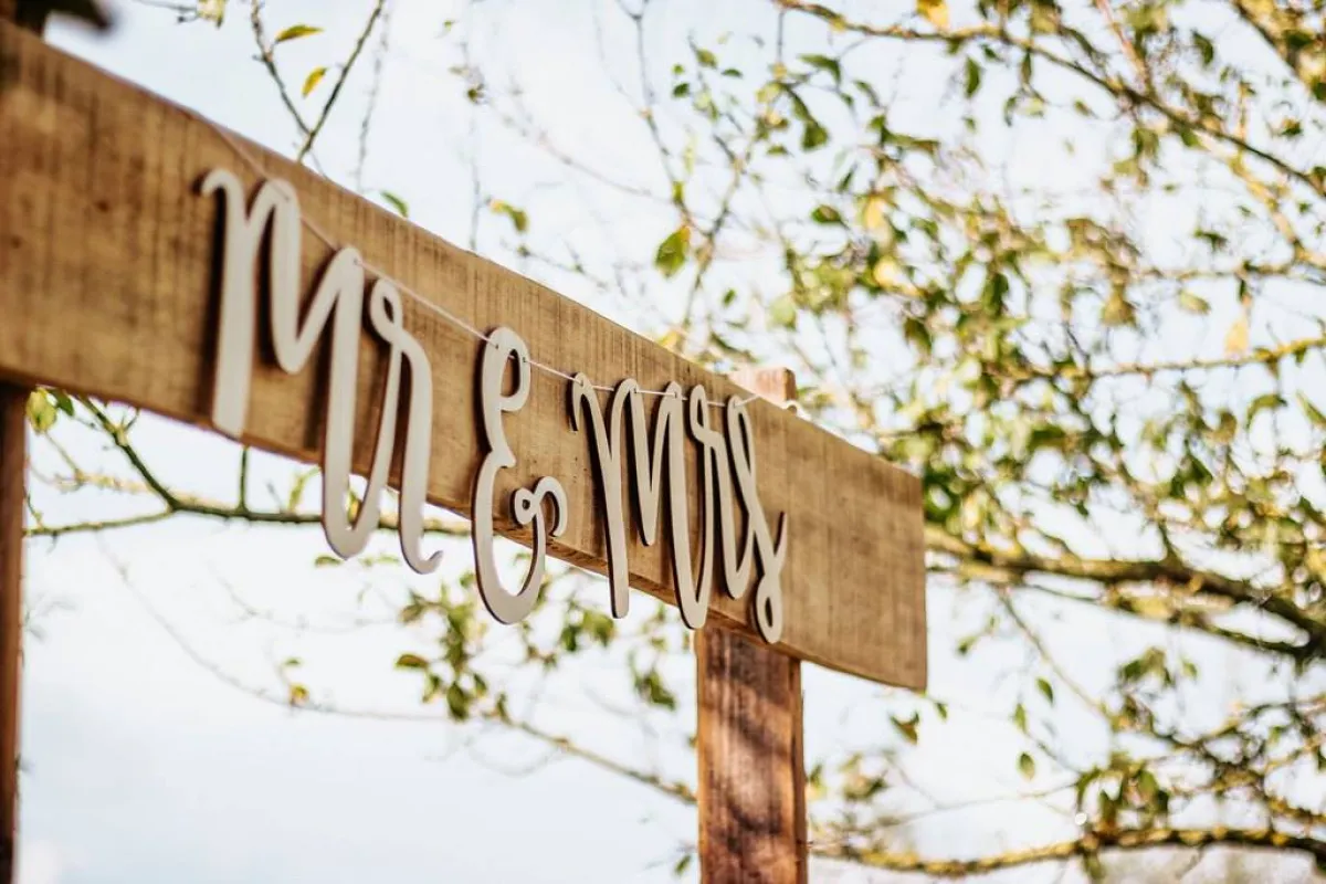 لافتة في العرس