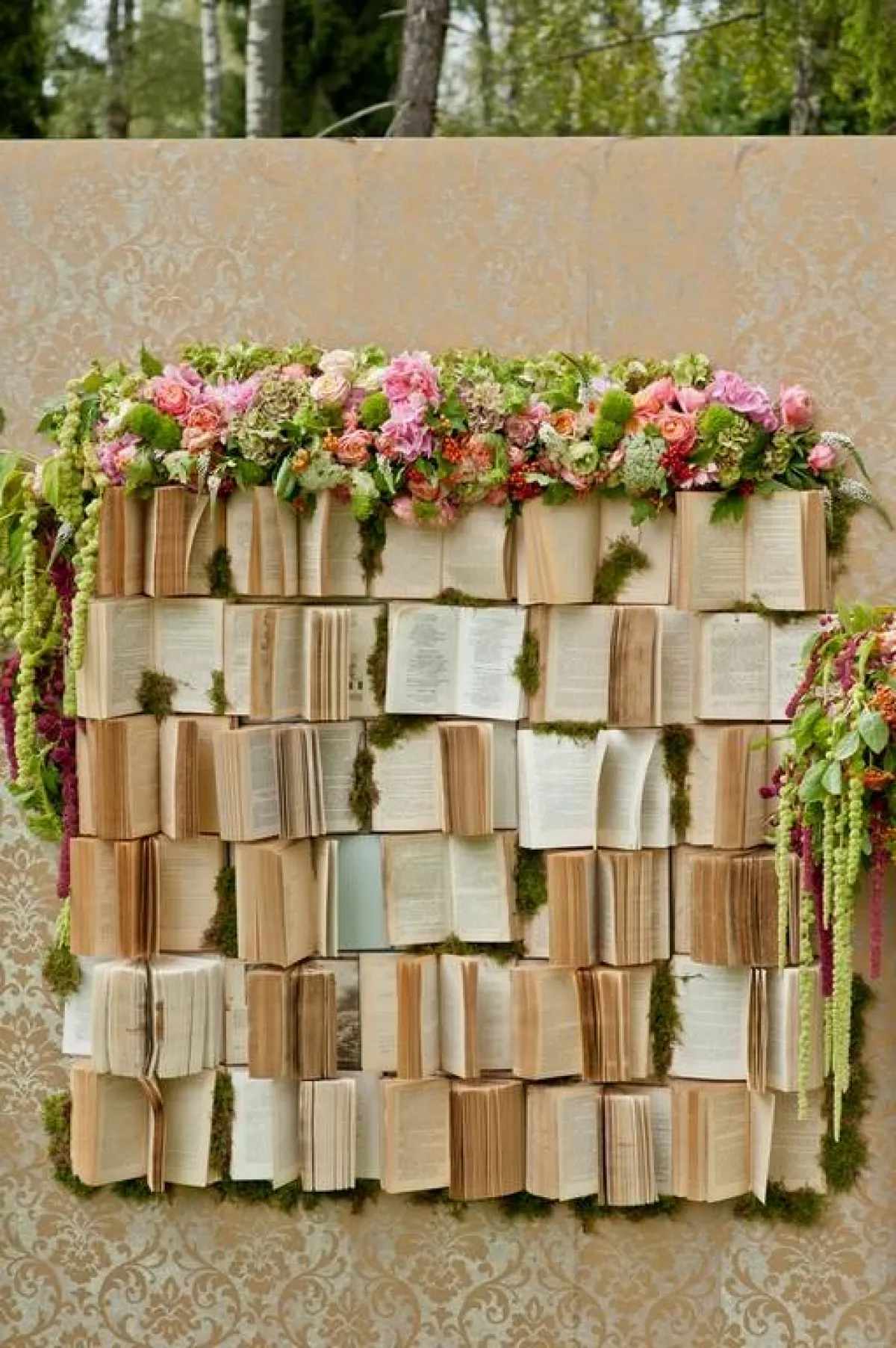 كتب تزيّن مكان التصوير في الحفل