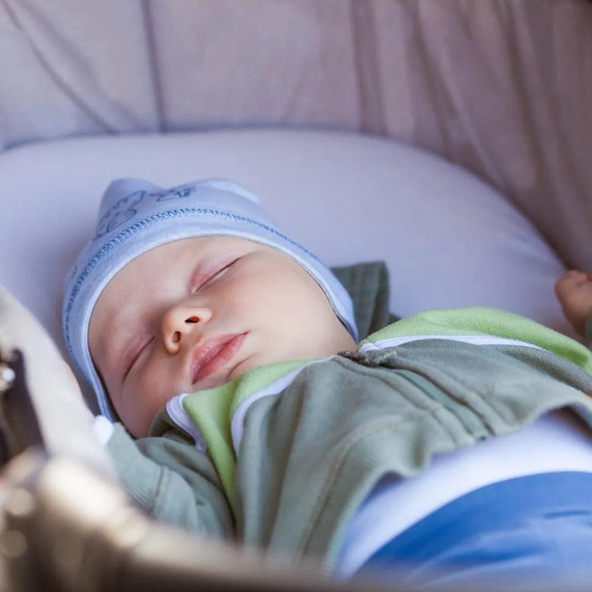 صورة لطفل نائم بأمان داخل العربة