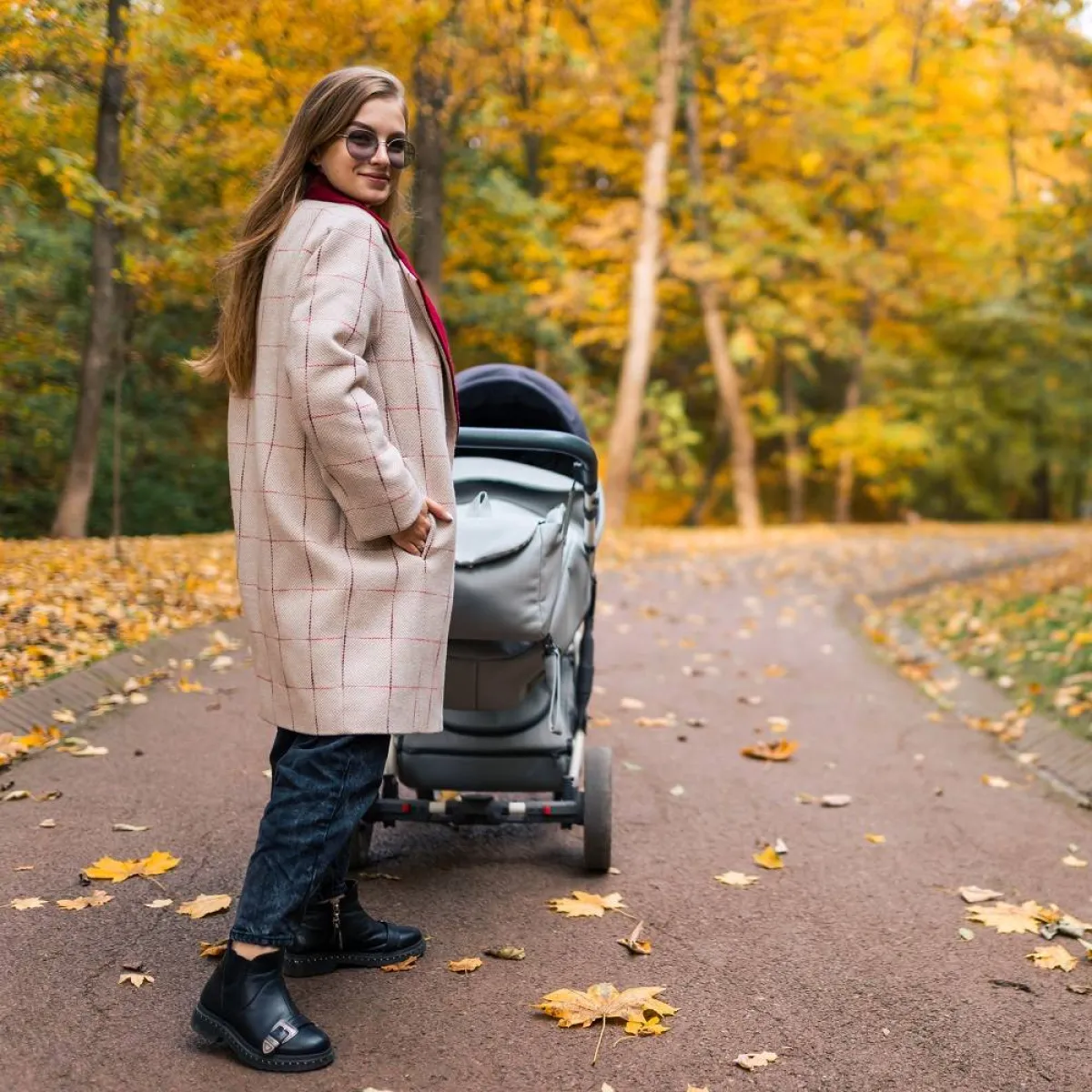 صورة لام تجر عربة طفلها