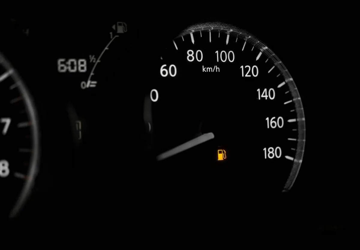 ماذا يقيس عداد السرعة في السيارة؟