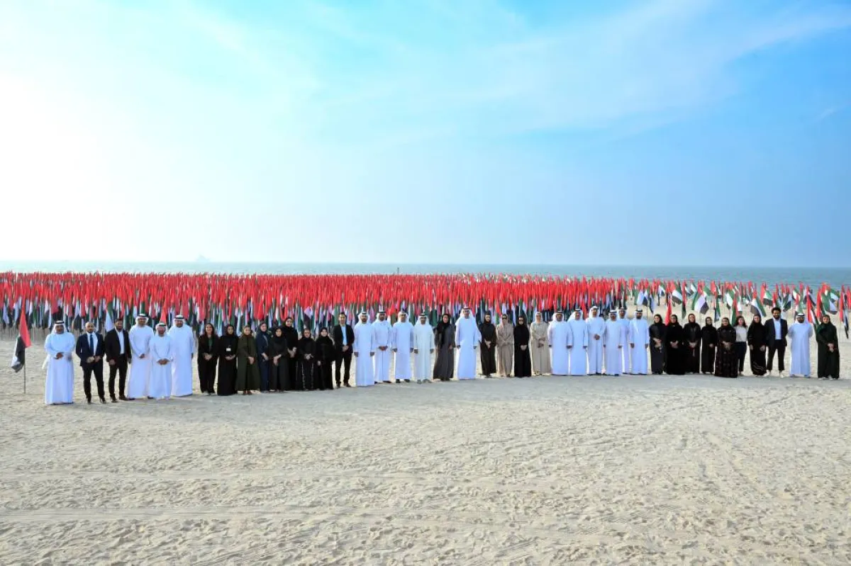 احتفالا بيوم العلم.. 4000 علَم تُشكّل صورة رئيس الدولة في "حديقة الأعلام" بدبي - الصورة من وام