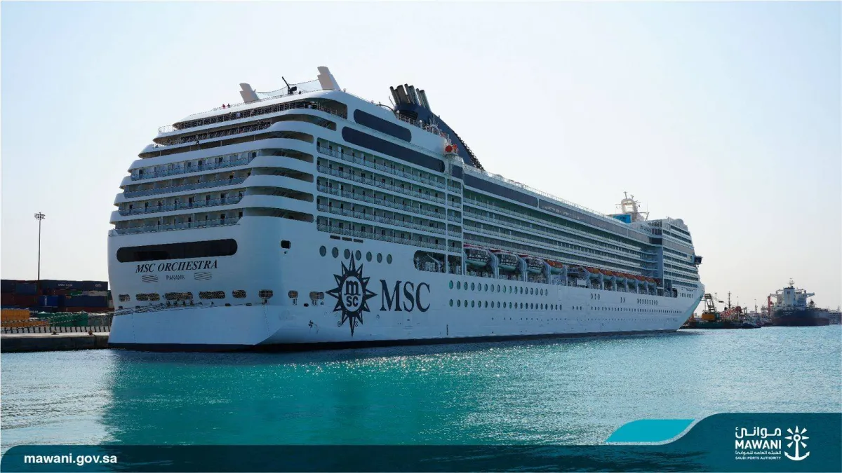 أول سفينة سياحية عابرة