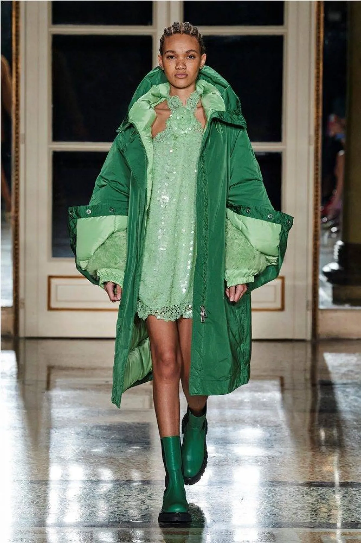 موديلات معاطف باللون الأخضر، من إرمانو سيرفينو Ermanno Scervino