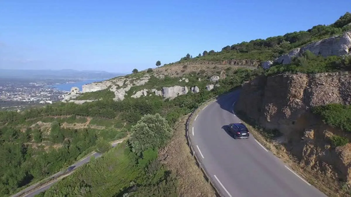 قيادة السيارة على المرتفعات والمنحدرات