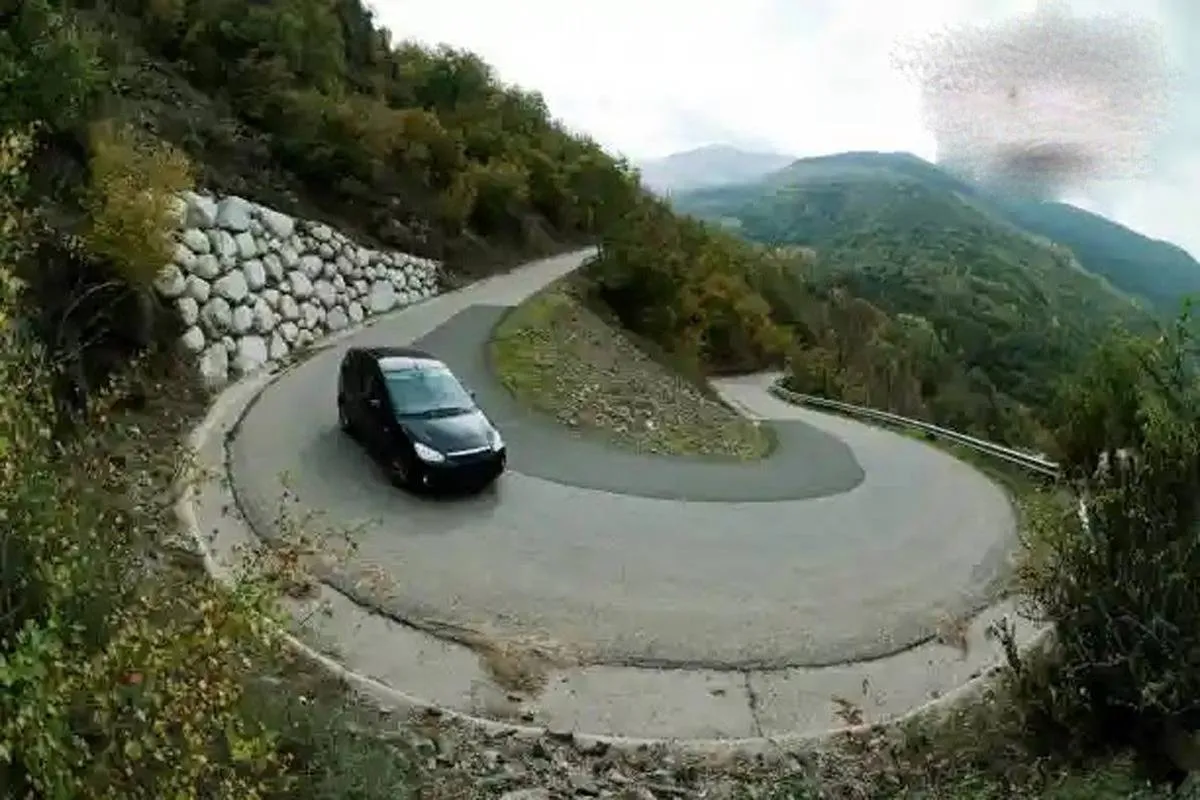 قيادة السيارة على المرتفعات والمنحدرات