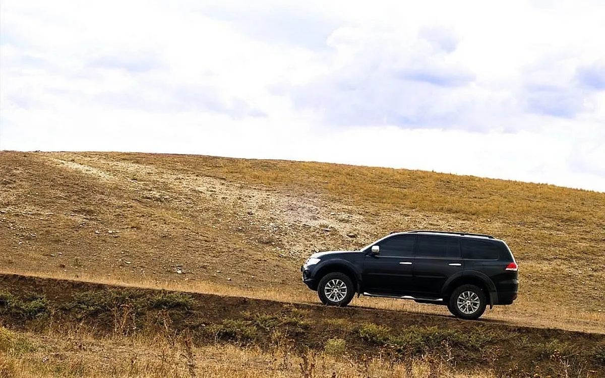 قيادة السيارة على المرتفعات والمنحدرات