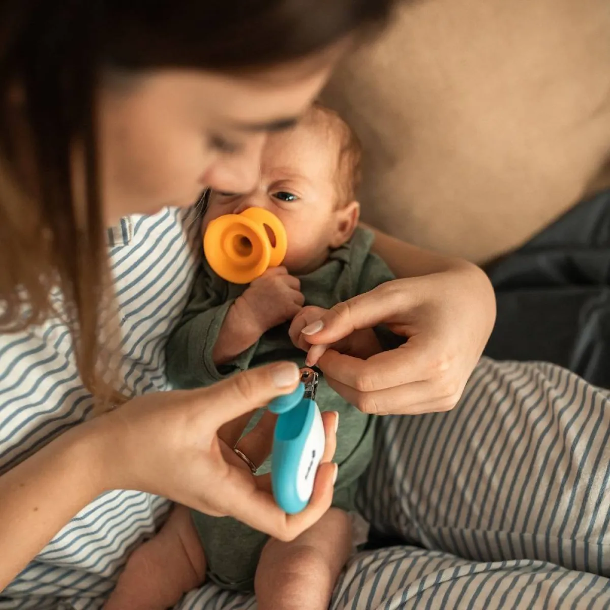 صورة لأم تقلم اظافررضيعها