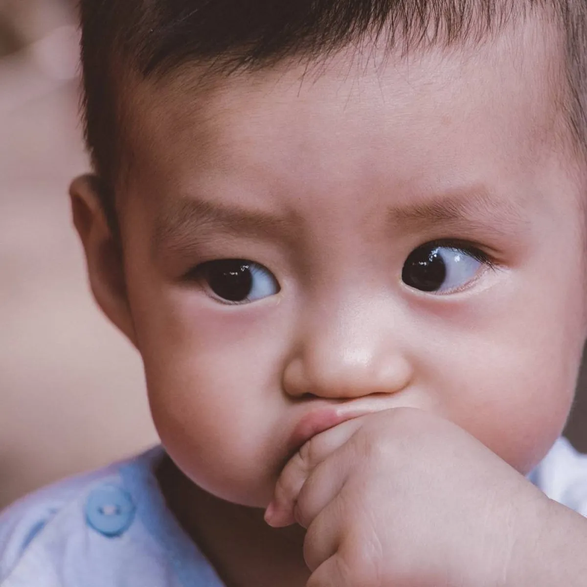 صورة لطفل رضيع وإصبعه بفمه
