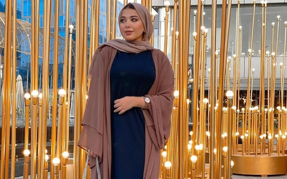 إطلالات عبايات وأزياء بدرجات الأزرق والبيج