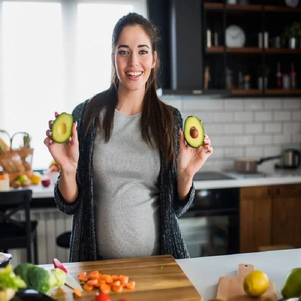 صورة لحامل تعد وجبتها من الفاكهة