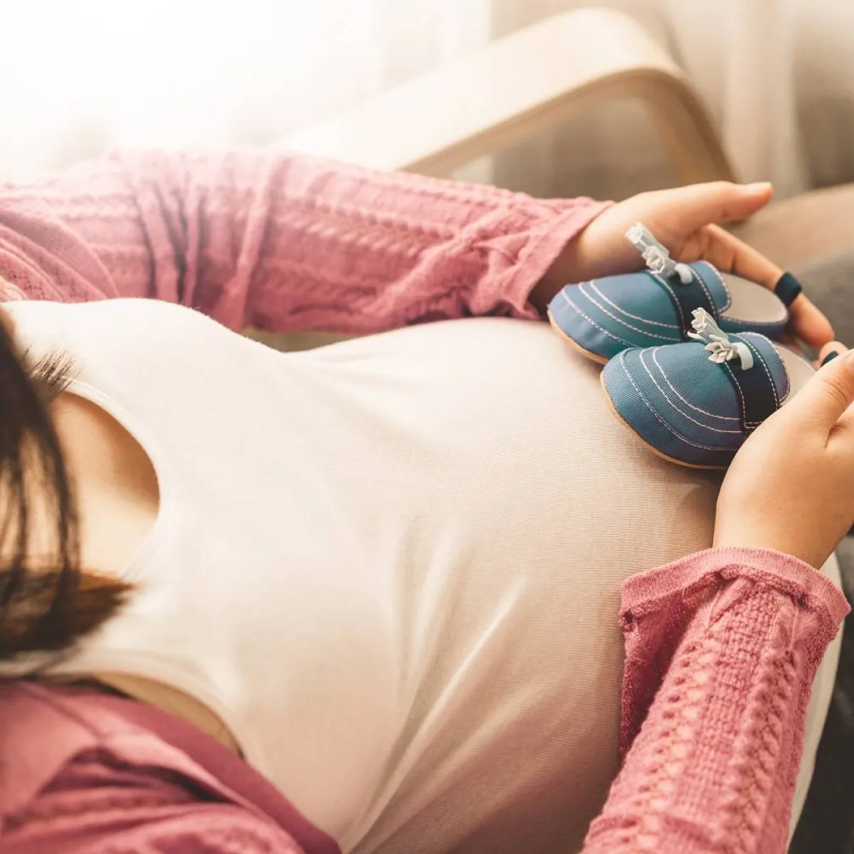 صورة تعبيرية عن شغف الأم على مولودها المنتظر 