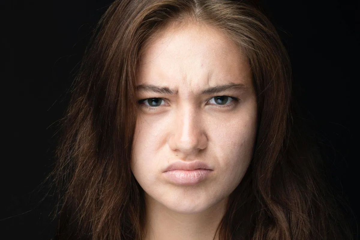 كيف تتجاوزين مشاكل الغيرة خلال فترة الخطوبة..؟