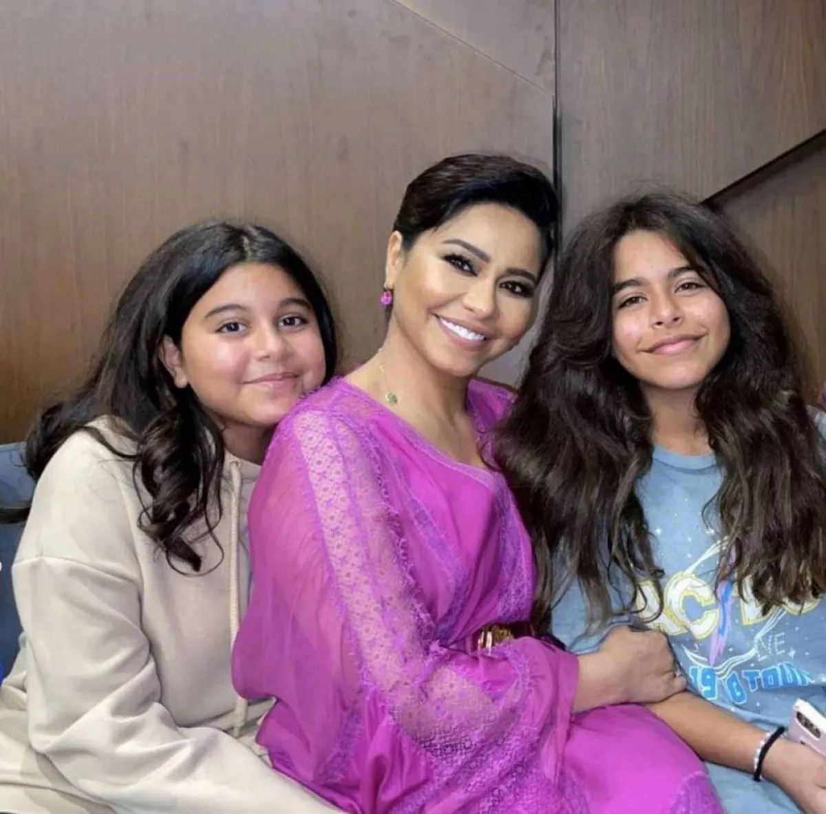 شيرين مع ابنتيها هنا ومريم - الصورة من صفحتها الرسمية على الفيس بوك