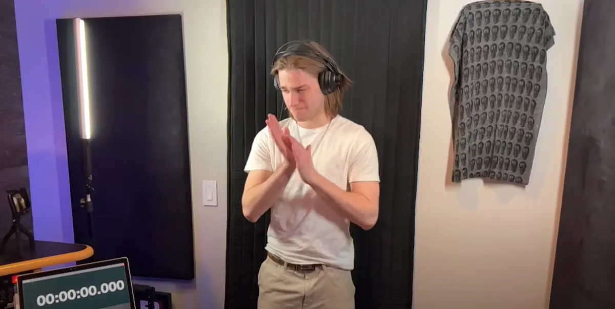 شاب يصفق 1140 مرة في الدقيقة الواحدة يحطم رقما قياسيا في موسوعة غينيس  - الصورة من مقطع الفيديو المسجل لماير على اليوتيوب