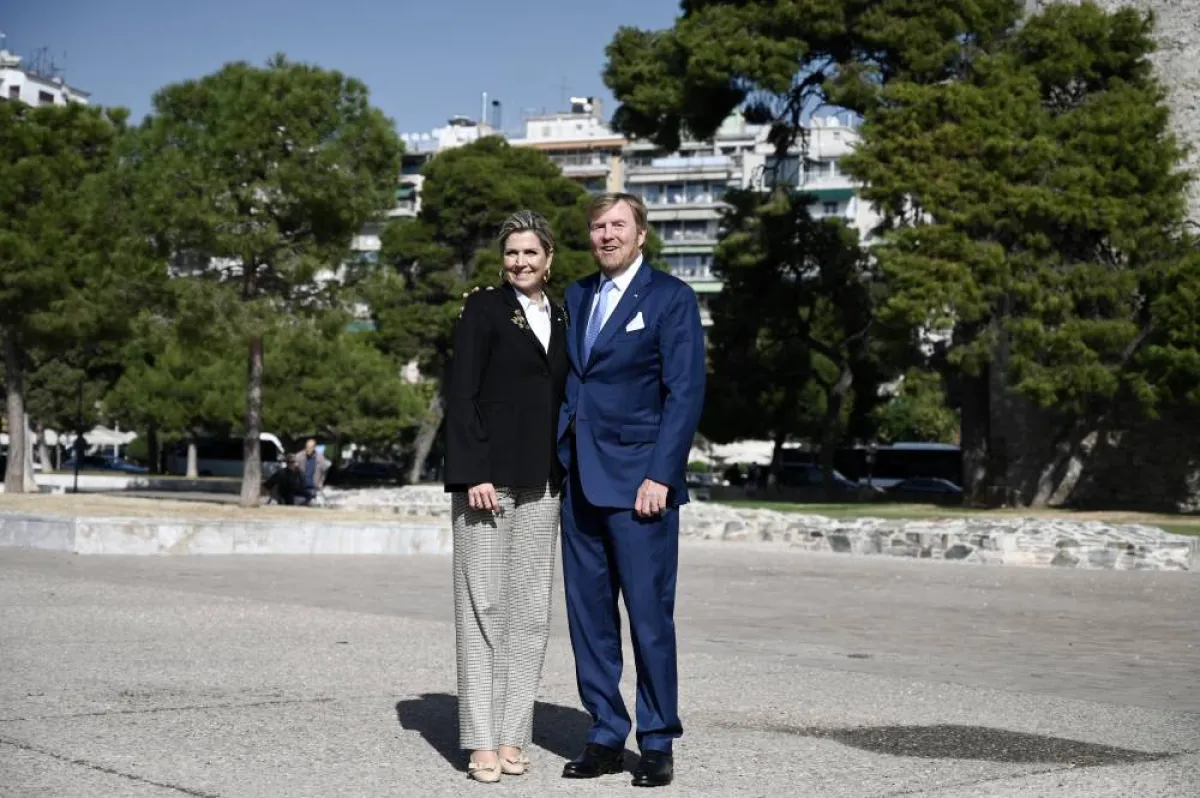 Netherlands's King Willem-Alexander (R) and Netherlands's Queen Maxima pose at the historic monument the White Tower during their visit in Thessaloniki on November 2, 2022. Sakis MITROLIDIS / AFP