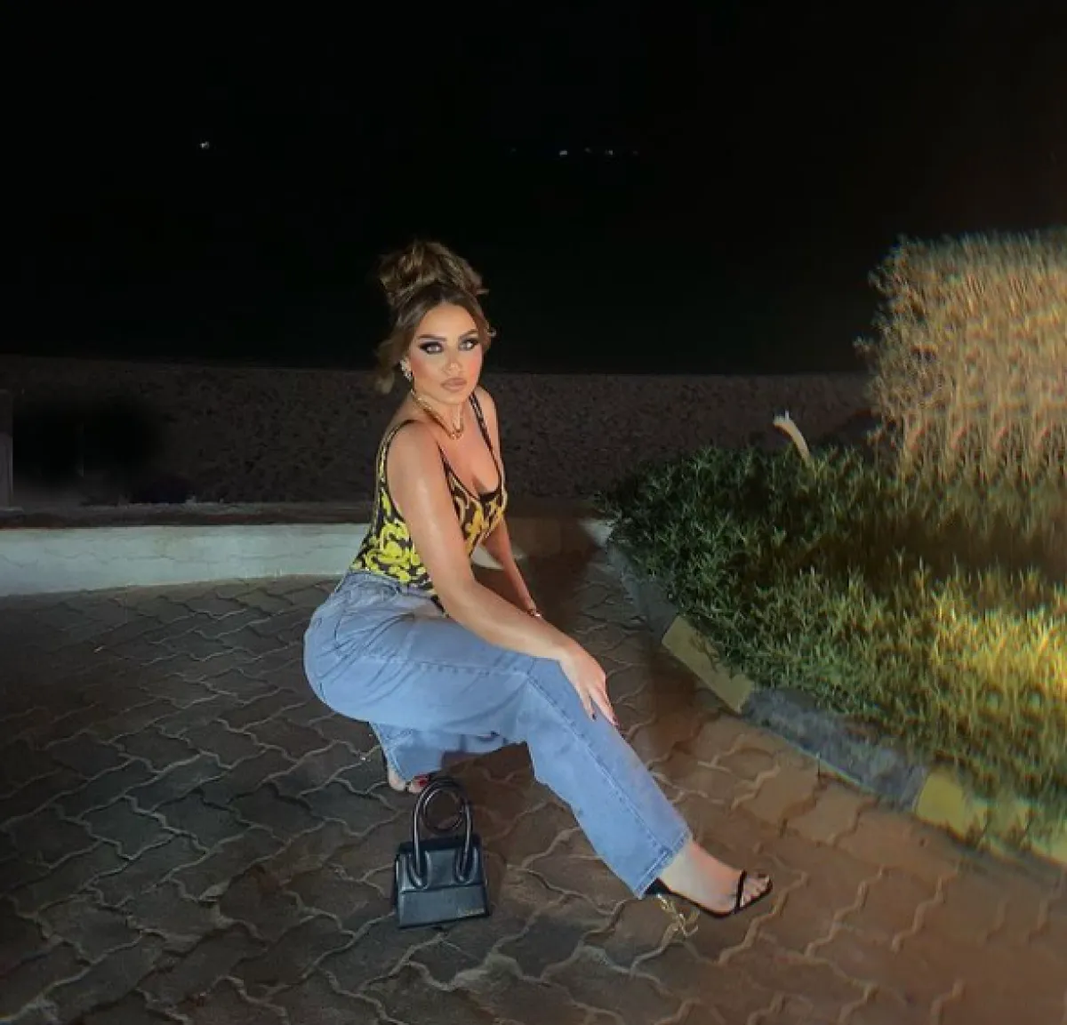 زينب فياض ترتدي سروالاً من الدنيم مع بودي سوت من فرساتشي