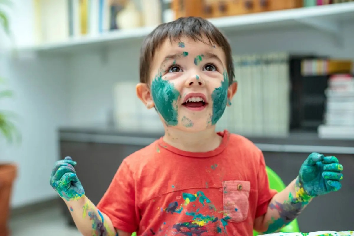 صورة لطفل مشاغب