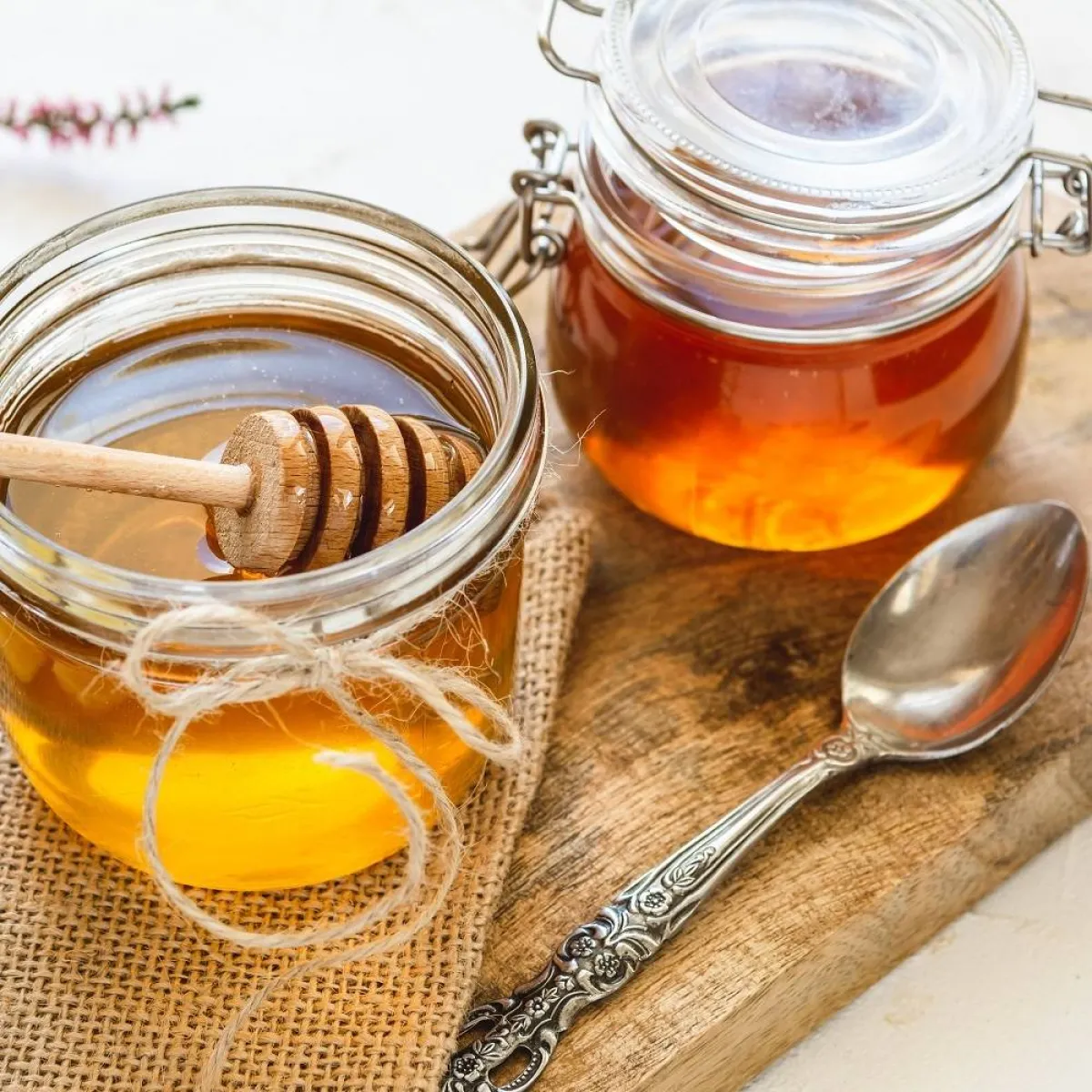 صورة لبرطمانات من العسل الأبيض