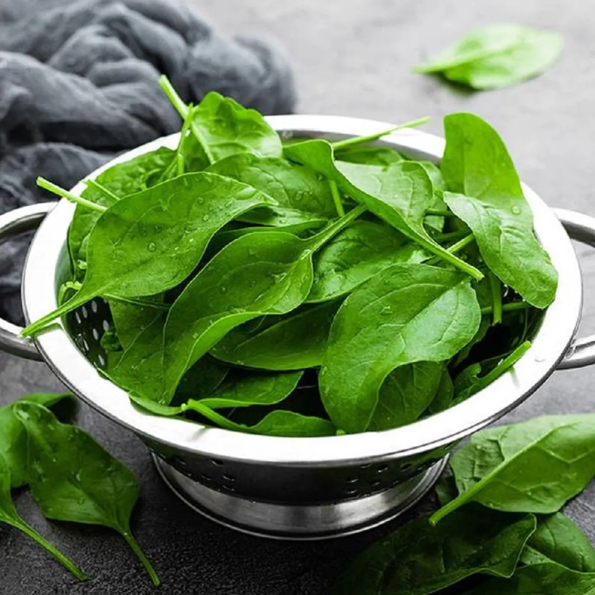 صورة لطبق يحوي اوراق السبانخ