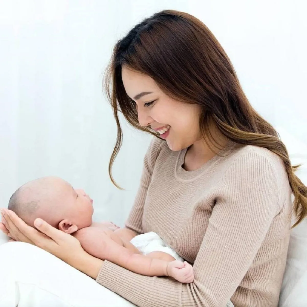 صورة لأم تحكي ورضيعها