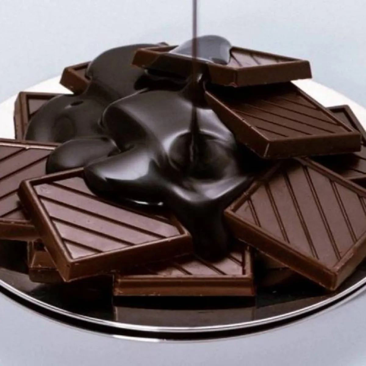 صورة لطبق من قطع الشوكولاتة الشهية