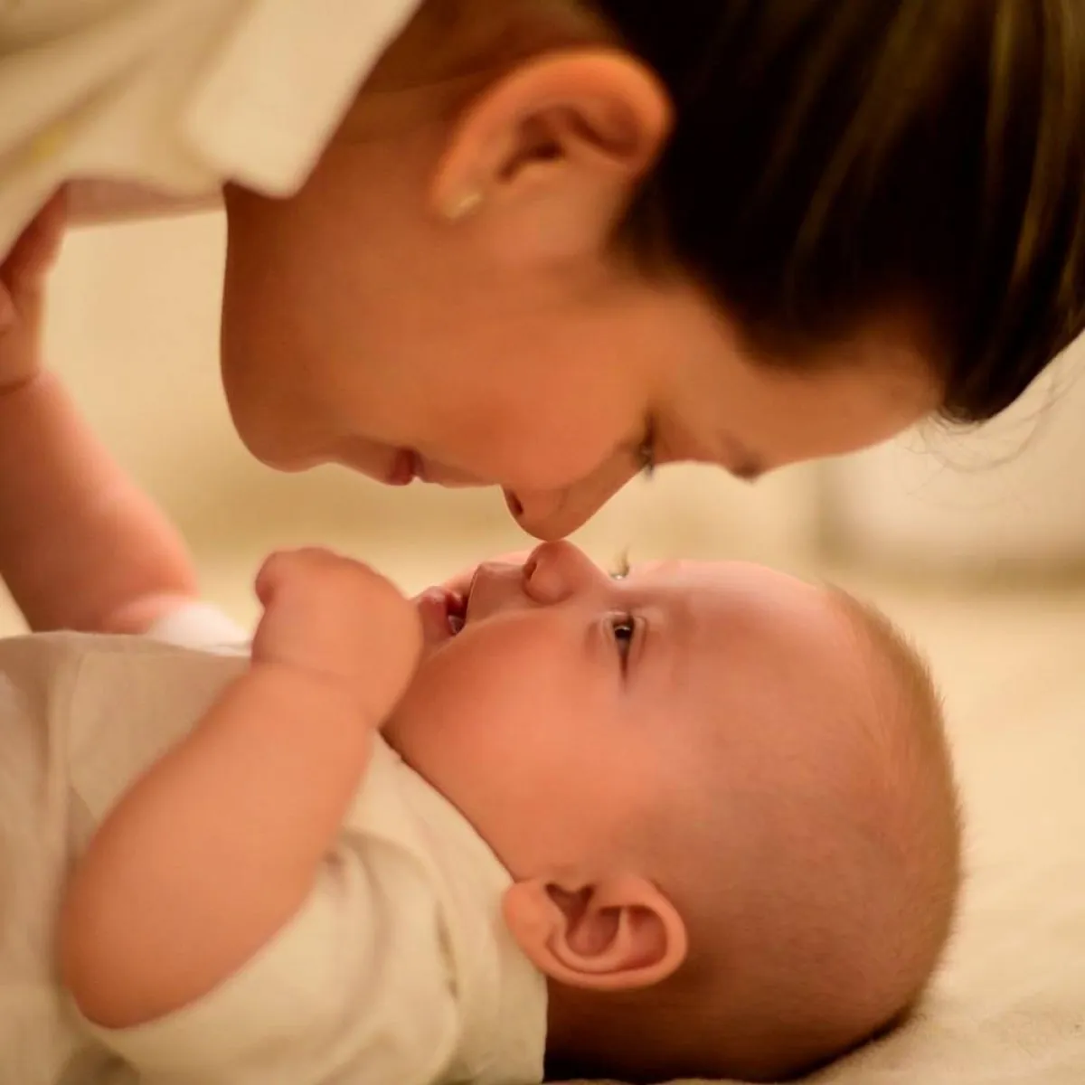 صورة لأم تتحدث ورضيعها