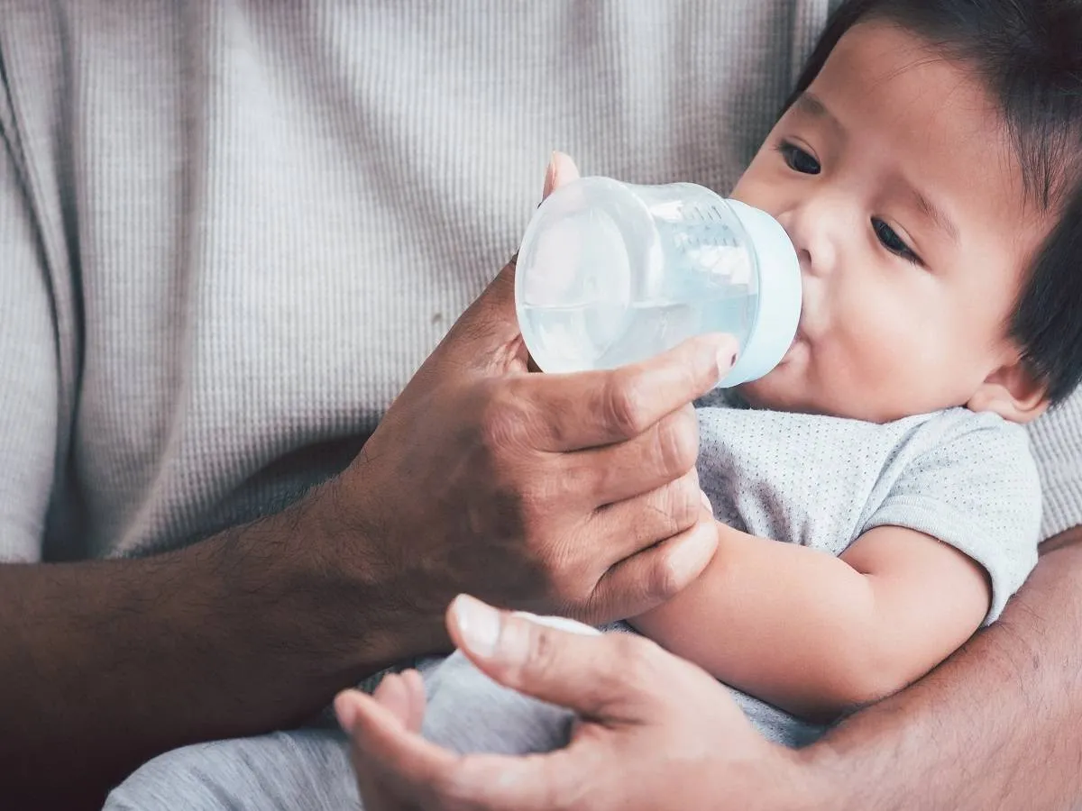 صورة لطفل يتناول الحليب