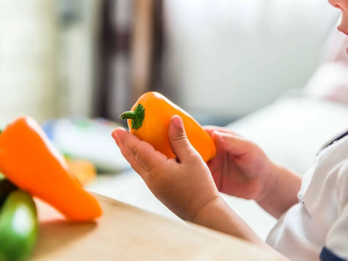 صوة لطفل يحمل فلفل 